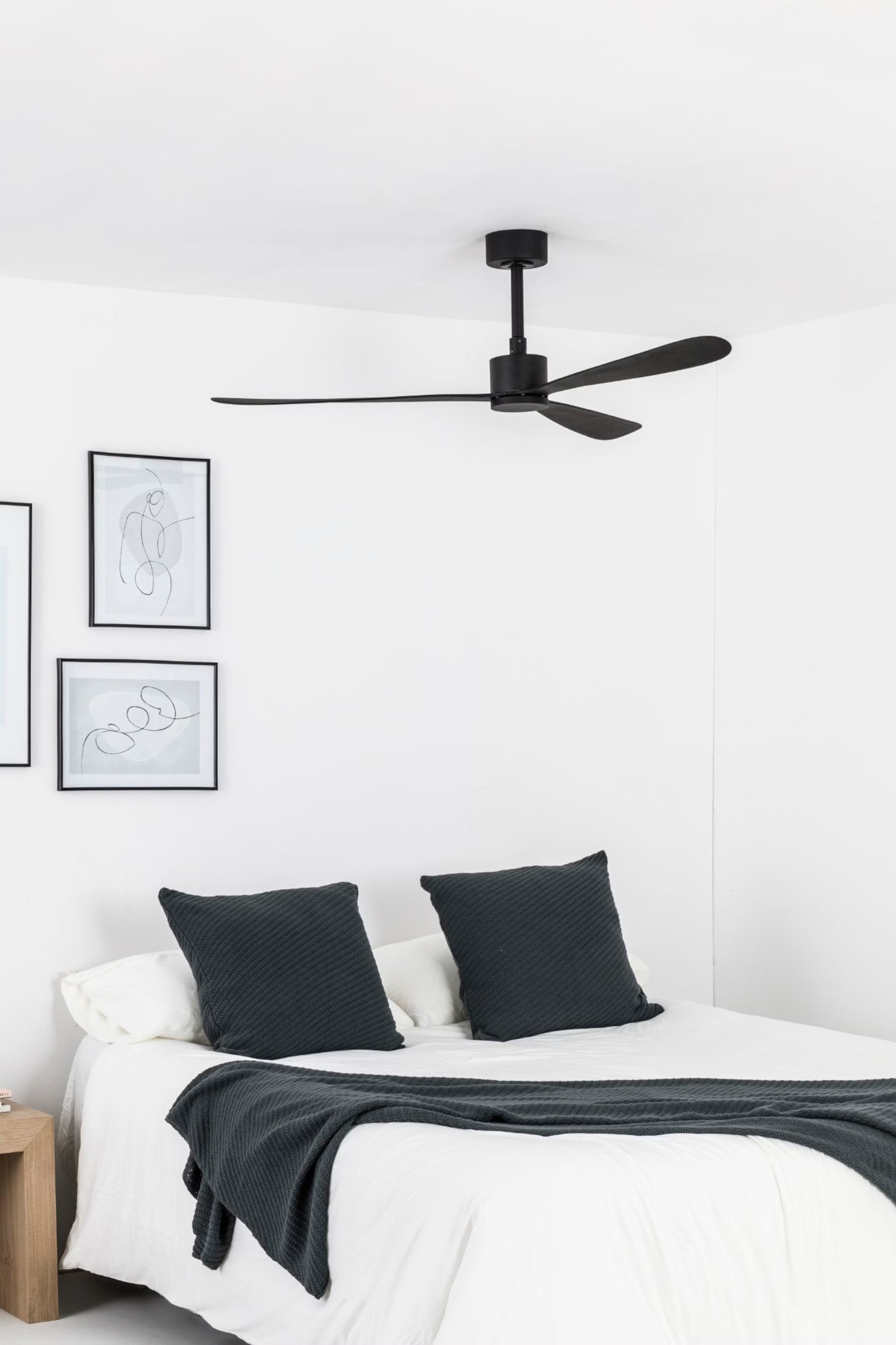 Ventilateur de Plafond Design Amelia Black Ø 132 cm - Moteur DC Basse Consommation 28W, 6 Vitesses, Fonction Été/Hiver, Télécommande Incluse - Noir Mat