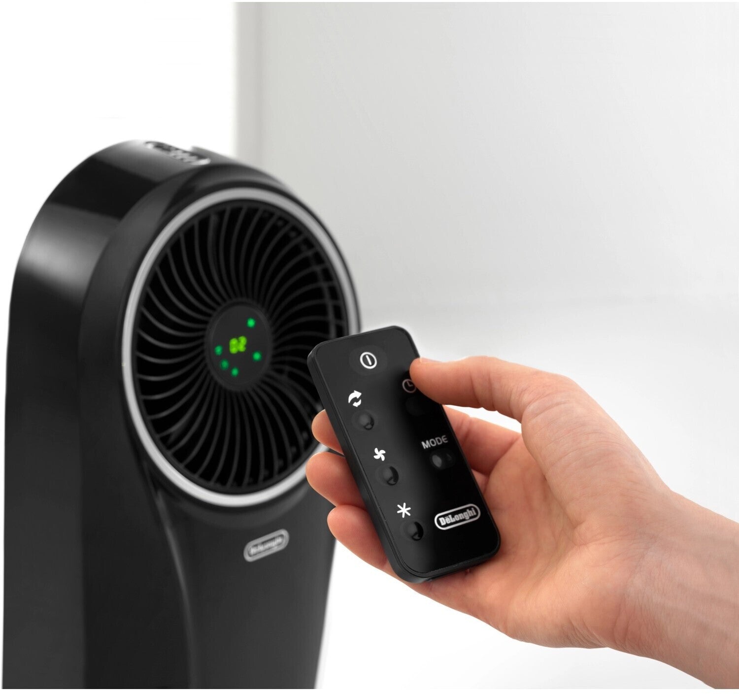 De'Longhi EV250 BK Rafraîchisseur d'Air Mobile - Appareil 3-en-1 avec Humidification, Ioniseur et Ventilation, Autonomie 6h, Réservoir 4,5L, Protection IPX4 - Noir