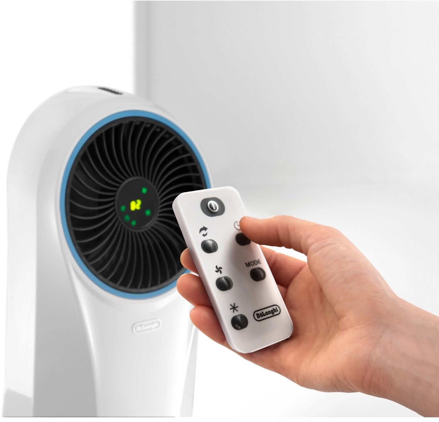 De'Longhi EV250 WH Rafraîchisseur d'Air Mobile - Appareil 3-en-1 avec Humidification, Ioniseur et Ventilation, Autonomie 6h, Réservoir 4,5L, Protection IPX4 - Blanc