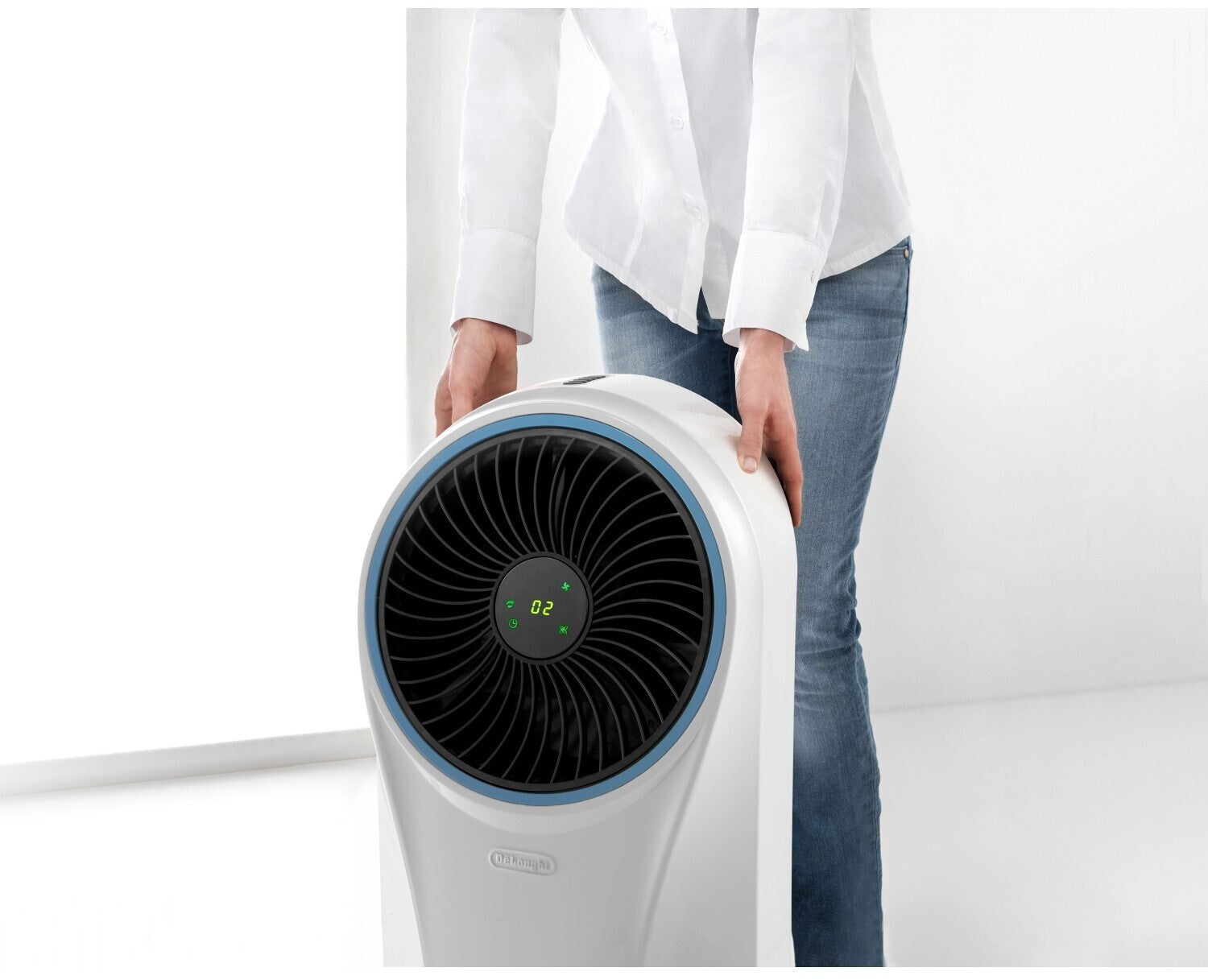 De'Longhi EV250 WH Rafraîchisseur d'Air Mobile - Appareil 3-en-1 avec Humidification, Ioniseur et Ventilation, Autonomie 6h, Réservoir 4,5L, Protection IPX4 - Blanc